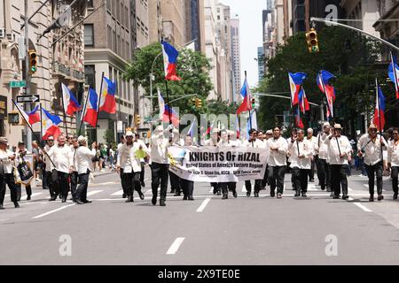 2 juin 2024, New York, New York, États-Unis : (NOUVEAU) la 34e célébration annuelle de la 126e parade du jour de l'indépendance des Philippines à New York. 02 juin 2024, New York, États-Unis : la 34e célébration annuelle du 126e anniversaire de l'indépendance des Philippines, avec un défilé dynamique le long de Madison Avenue, de la 38e rue à la 27e rue. L'événement a réuni une multitude de participants de diverses associations et groupes, mettant en vedette des chars colorés, des danses animées et une abondance de nourriture. Crédit : ZUMA Press, Inc/Alamy Live News Banque D'Images