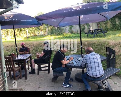 Angleterre, Londres, Wembley, Preston Road, Pub, populaire pour manger dehors et sortir le soir. Banque D'Images