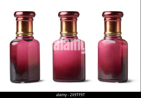 petit modèle de maquettes de bouteilles en verre de parfum d'huile fond blanc isolé, cosmétiques de couleur rose, parfum, oud attar ou conteneurs de médicament Banque D'Images