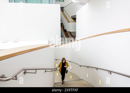 Miami Beach Floride, New World Symphony NWS Center centre, architecte Frank Gehry design, intérieur intérieur intérieur, femme femme femme femme femme, adultes adultes, RES Banque D'Images