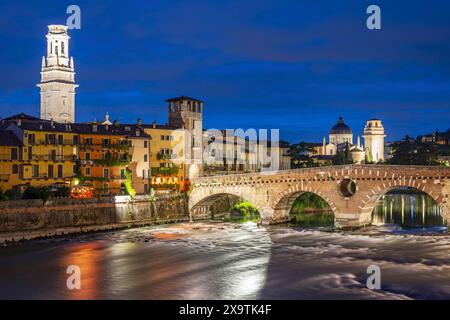 Vieille ville avec l'Adige, Ponte Pietra, Vérone, Vallée de l'Adige, Vénétie, Italie Banque D'Images