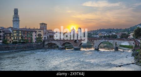 Vieille ville avec l'Adige, Ponte Pietra, Vérone, Vallée de l'Adige, Vénétie, Italie Banque D'Images