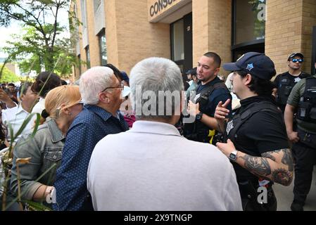 La police bloque les entrées du consulat mexicain alors que des milliers de ressortissants mexicains tentent de voter à l'élection présidentielle historique au Mexique au consulat du Mexique, Consulado General de Mexico en Chicago, Illinois, États-Unis, le 2 juin 2024. Pour la première fois, une femme, l'ancienne maire de Mexico, Claudia Sheinbaum, est sur le point de devenir la prochaine présidente du Mexique. Si Sheinbaum était élue, elle serait également la première présidente juive dans un pays majoritairement catholique. C'est la première fois que les ressortissants mexicains peuvent voter en personne au consulat. Les ressortissants mexicains le sont Banque D'Images