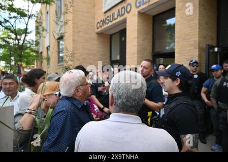 La police bloque les entrées du consulat mexicain alors que des milliers de ressortissants mexicains tentent de voter à l'élection présidentielle historique au Mexique au consulat du Mexique, Consulado General de Mexico en Chicago, Illinois, États-Unis, le 2 juin 2024. Pour la première fois, une femme, l'ancienne maire de Mexico, Claudia Sheinbaum, est sur le point de devenir la prochaine présidente du Mexique. Si Sheinbaum était élue, elle serait également la première présidente juive dans un pays majoritairement catholique. C'est la première fois que les ressortissants mexicains peuvent voter en personne au consulat. Les ressortissants mexicains le sont Banque D'Images