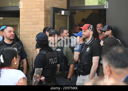 La police bloque les entrées du consulat mexicain alors que des milliers de ressortissants mexicains tentent de voter à l'élection présidentielle historique au Mexique au consulat du Mexique, Consulado General de Mexico en Chicago, Illinois, États-Unis, le 2 juin 2024. Pour la première fois, une femme, l'ancienne maire de Mexico, Claudia Sheinbaum, est sur le point de devenir la prochaine présidente du Mexique. Si Sheinbaum était élue, elle serait également la première présidente juive dans un pays majoritairement catholique. C'est la première fois que les ressortissants mexicains peuvent voter en personne au consulat. Les ressortissants mexicains le sont Banque D'Images