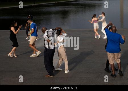 Washington DC, USA, 2 juin 2024 : un groupe de personnes exécutent des danses sociales latines au Lincoln Memorial près de la piscine réfléchissante le 2 juin 2024. Les danses latines sont un groupe de styles de danse qui sont des types de danse de salle de bal et de club qui se sont répandus dans toute l'Europe au XIXe siècle et sont devenus très populaires. (Photo de Aashish Kiphayet/Alamy Live News) Banque D'Images