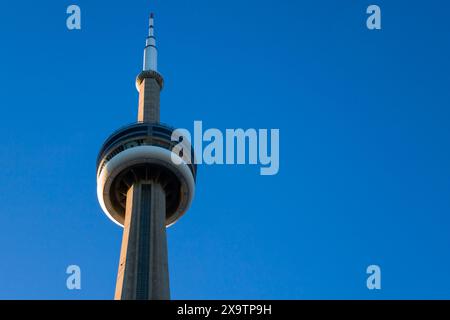 Tour CN de Toronto au coucher du soleil. Bâtiment moderne Banque D'Images