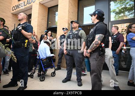 La police bloque les entrées du consulat mexicain alors que des milliers de ressortissants mexicains tentent de voter à l'élection présidentielle historique au Mexique au consulat du Mexique, Consulado General de Mexico en Chicago, Illinois, États-Unis, le 2 juin 2024. Pour la première fois, une femme, l'ancienne maire de Mexico, Claudia Sheinbaum, est sur le point de devenir la prochaine présidente du Mexique. Si Sheinbaum était élue, elle serait également la première présidente juive dans un pays majoritairement catholique. C'est la première fois que les ressortissants mexicains peuvent voter en personne au consulat. Les ressortissants mexicains le sont Banque D'Images