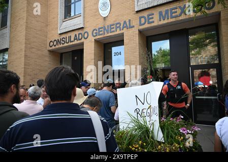 La police bloque les entrées du consulat mexicain alors que des milliers de ressortissants mexicains tentent de voter à l'élection présidentielle historique au Mexique au consulat du Mexique, Consulado General de Mexico en Chicago, Illinois, États-Unis, le 2 juin 2024. Pour la première fois, une femme, l'ancienne maire de Mexico, Claudia Sheinbaum, est sur le point de devenir la prochaine présidente du Mexique. Si Sheinbaum était élue, elle serait également la première présidente juive dans un pays majoritairement catholique. C'est la première fois que les ressortissants mexicains peuvent voter en personne au consulat. Les ressortissants mexicains le sont Banque D'Images