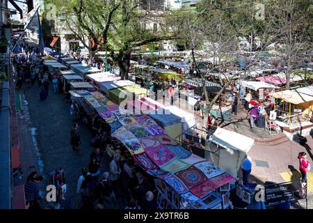 Vue du marché aux puces extérieur de San Telmo à Buenos Aires, Argentine. Banque D'Images