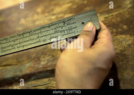 Anciens manuscrits de feuilles de palmier balinais; photographiés pendant un festival d'art au centre d'art Denpasar à Denpasar, Bali, Indonésie. Banque D'Images