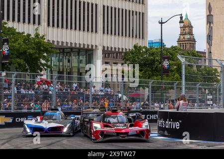 1er juin 2024 : Jordan Taylor (40), pilote Wayne Taylor Racing, affronte Jesse Krohn (24), pilote BMW M Team RLL, lors de la Chevrolet Detroit Sports car Classic. La série IMSA WeatherTech Sportscar présente la Chevrolet Detroit Sports car Classic dans les rues du centre-ville de Detroit, Michigan. (Jonathan Tenca/CSM) (image crédit : © Jonathan Tenca/Cal Sport Media) Banque D'Images