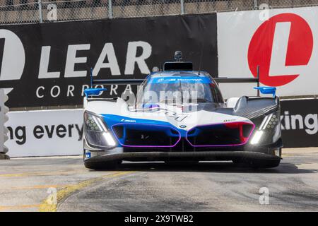 1er juin 2024 : Jesse Krohn (24 ans), pilote BMW M Team RLL, conduit pendant la Chevrolet Detroit Sports car Classic. La série IMSA WeatherTech Sportscar présente la Chevrolet Detroit Sports car Classic dans les rues du centre-ville de Detroit, Michigan. (Jonathan Tenca/CSM) (image crédit : © Jonathan Tenca/Cal Sport Media) Banque D'Images