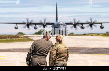 Le capitaine Christian Maude de l'US Air Force, commandant de mission du 37th Airlift Squadron d-Day 80, et le sergent d'état-major Caitlin O'Donnell, 37th EN TANT QUE coordinateur de rampe, HE Banque D'Images