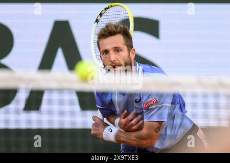 Paris, France. 02 juin 2024. Corentin Moutet lors de l'Open de France 2024 à Roland Garros le 2 juin 2024 à Paris. Photo de Laurent Zabulon/ABACAPRESS. COM Credit : Abaca Press/Alamy Live News Banque D'Images