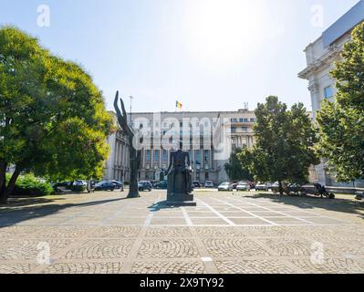 Bucarest, Roumanie. 25 mai 2024. Le Monument de Iuliu Maniu dans le centre-ville Banque D'Images