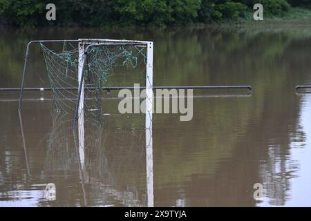 Meckenbeuren Brochenzell, Allemagne. 03 juin 2024. Un but de football se reflète dans l'eau sur un terrain de sport inondé. Le Schussen avait inondé des parties de Meckenbeuren. Crédit : Felix Kästle/dpa/Alamy Live News Banque D'Images