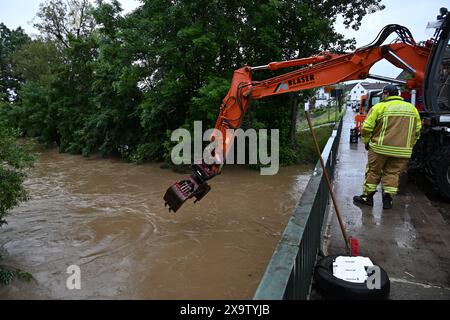 Meckenbeuren Brochenzell, Allemagne. 03 juin 2024. Une excavatrice enlève le bois cassé de la rivière Schussen. Le Schussen avait inondé des parties de Meckenbeuren. Crédit : Felix Kästle/dpa/Alamy Live News Banque D'Images