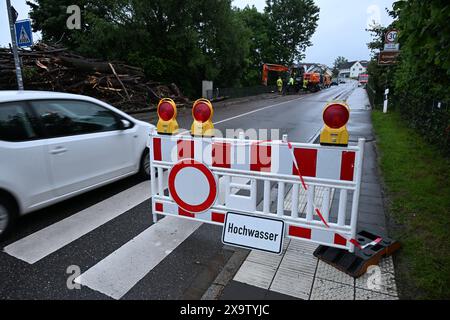 Meckenbeuren Brochenzell, Allemagne. 03 juin 2024. Une voiture traverse le pont rouvert sur la rivière Schussen. Le Schussen avait inondé des parties de Meckenbeuren. Crédit : Felix Kästle/dpa/Alamy Live News Banque D'Images