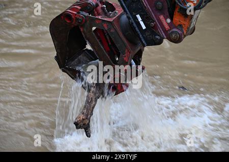 Meckenbeuren Brochenzell, Allemagne. 03 juin 2024. Une excavatrice enlève le bois cassé de la rivière Schussen. Le Schussen avait inondé des parties de Meckenbeuren. Crédit : Felix Kästle/dpa/Alamy Live News Banque D'Images