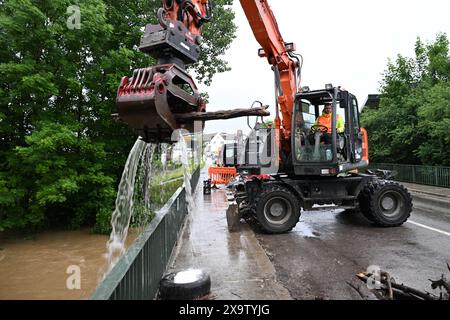 Meckenbeuren Brochenzell, Allemagne. 03 juin 2024. Une excavatrice enlève le bois cassé de la rivière Schussen. Le Schussen avait inondé des parties de Meckenbeuren. Crédit : Felix Kästle/dpa/Alamy Live News Banque D'Images