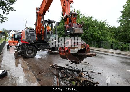 Meckenbeuren Brochenzell, Allemagne. 03 juin 2024. Une excavatrice enlève le bois cassé de la rivière Schussen. Le Schussen avait inondé des parties de Meckenbeuren. Crédit : Felix Kästle/dpa/Alamy Live News Banque D'Images