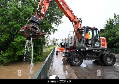 Meckenbeuren Brochenzell, Allemagne. 03 juin 2024. Une excavatrice enlève le bois cassé de la rivière Schussen. Le Schussen avait inondé des parties de Meckenbeuren. Crédit : Felix Kästle/dpa/Alamy Live News Banque D'Images