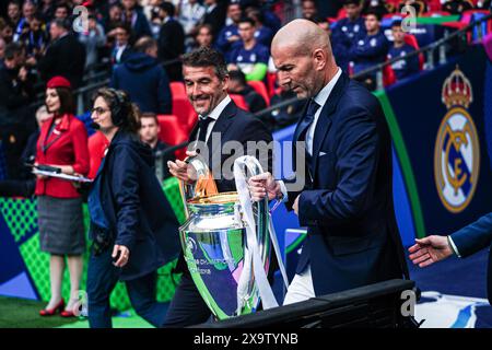 Karl-Heinz Riedle und Zinedine Zidane mit Champions League Pokal ENG, Borussia Dortmund v. Real Madrid, Fussball, Champions League, finale, saison 2023/2024, 01.06.2024 Foto : Eibner-Pressefoto/Marcel von Fehrn Banque D'Images