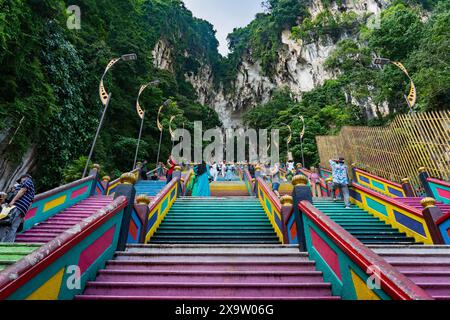 Kuala Lumpur, Malaisie - 15 mai 2024 : escalier couleur des grottes de Batu Banque D'Images