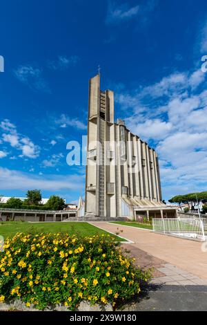 Vue extérieure de l'église catholique notre-Dame de Royan, construite en béton en 1955 pour remplacer l'ancienne église détruite par un bombardement en 1945 Banque D'Images