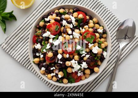 Salade de pois chiches et haricots noirs maison dans un bol, vue de dessus. Banque D'Images