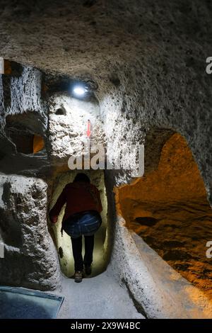 Kaymakli, Turquie. 08 mai 2024. Vue sur les couloirs et les chambres de la ville souterraine de Kaymakli. On pense qu'il a été créé par les premiers chrétiens comme un lieu de refuge. Un système complexe de tunnels, de chambres et de galeries a été creusé profondément dans la roche volcanique de tuf. Il y a huit étages dans la ville, mais seulement quatre sont ouverts au public aujourd'hui. La ville souterraine peut contenir jusqu'à 3 000 personnes et est profonde de 85 mètres. Crédit : Jens Kalaene/dpa/Alamy Live News Banque D'Images
