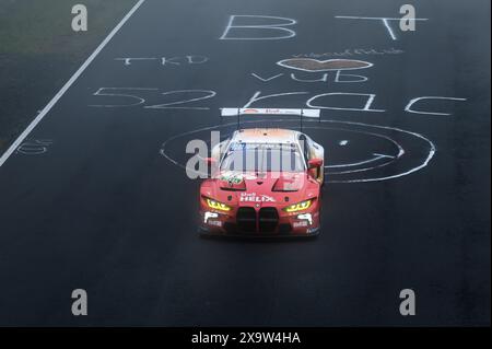 02 juin 2024, Rhénanie-Palatinat, Nürburg : la BMW M4 GT3 de BMW M Team RMG avec les pilotes Daniel Harper, Max Hesse et Charles Weerts traverse le brouillard dans la section Döttinger Höhe de la course de 24 heures sur la Nordschleife du Nürburgring. Photo : Silas Stein/dpa Banque D'Images