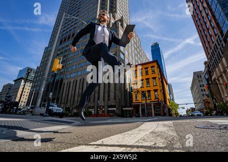 Homme d'affaires sautant dans la rue. Saut suivant et étapes. Concept d'ambitions commerciales. Stratégie de réussite de l'entreprise. Développement de la croissance créative Banque D'Images
