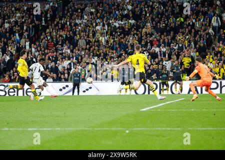 Londres, Angleterre 20240601. Vinicius Junior du Real Madrid marque 0-2 contre le gardien Gregor Kobel lors de la finale de la Ligue des Champions en football entre le Borussia Dortmund et le Real Madrid au stade de Wembley. Photo : Svein Ove Ekornesvåg / NTB Banque D'Images