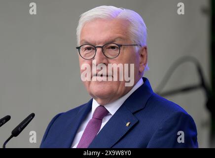 Bundespraesident Frank-Walter STEINMEIER haelt eine Rede beim Fest zum 75. Geburtstag des Grundgesetzes in der Villa Hammerschmidt in Bonn , 25.05.2024 Frank-Walter STEINMEIER , Président de l'Allemagne , 25.05.2024 *** le Président allemand Frank Walter STEINMEIER prononce un discours à l'occasion de la célébration du 75ème anniversaire de la Loi fondamentale à la Villa Hammerschmidt à Bonn , 25 05 2024 Frank Walter STEINMEIER , Président de l'Allemagne , 25 05 2024 Banque D'Images