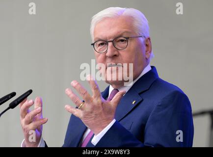 Bundespraesident Frank-Walter STEINMEIER haelt eine Rede beim Fest zum 75. Geburtstag des Grundgesetzes in der Villa Hammerschmidt in Bonn , 25.05.2024 Frank-Walter STEINMEIER , Président de l'Allemagne , 25.05.2024 *** le Président allemand Frank Walter STEINMEIER prononce un discours à l'occasion de la célébration du 75ème anniversaire de la Loi fondamentale à la Villa Hammerschmidt à Bonn , 25 05 2024 Frank Walter STEINMEIER , Président de l'Allemagne , 25 05 2024 Banque D'Images