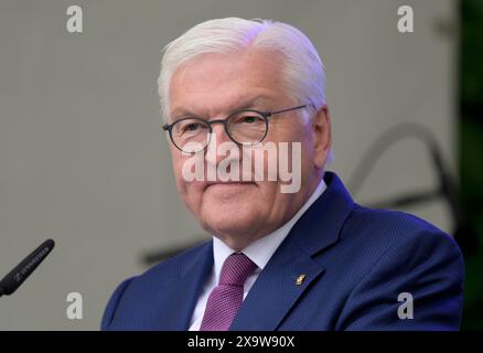 Bundespraesident Frank-Walter STEINMEIER haelt eine Rede beim Fest zum 75. Geburtstag des Grundgesetzes in der Villa Hammerschmidt in Bonn , 25.05.2024 Frank-Walter STEINMEIER , Président de l'Allemagne , 25.05.2024 *** le Président allemand Frank Walter STEINMEIER prononce un discours à l'occasion de la célébration du 75ème anniversaire de la Loi fondamentale à la Villa Hammerschmidt à Bonn , 25 05 2024 Frank Walter STEINMEIER , Président de l'Allemagne , 25 05 2024 Banque D'Images