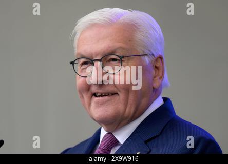 Bundespraesident Frank-Walter STEINMEIER haelt eine Rede beim Fest zum 75. Geburtstag des Grundgesetzes in der Villa Hammerschmidt in Bonn , 25.05.2024 Frank-Walter STEINMEIER , Président de l'Allemagne , 25.05.2024 *** le Président allemand Frank Walter STEINMEIER prononce un discours à l'occasion de la célébration du 75ème anniversaire de la Loi fondamentale à la Villa Hammerschmidt à Bonn , 25 05 2024 Frank Walter STEINMEIER , Président de l'Allemagne , 25 05 2024 Banque D'Images