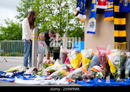 Les membres du public rendent hommage et regardent les fleurs et les messages laissés au Headingley Stadium à Leeds, après la mort de l'ancien joueur de Rhino de Leeds Rob Burrow, atteint d'une maladie du motoneurone. Date de la photo : lundi 3 juin 2024. Banque D'Images