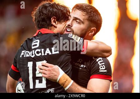 Lucas Tauzin et Ange Capuozzo de Toulouse lors du match du championnat de France Top 14 de rugby à xv opposant le stade Toulousain (Toulouse) et le stade Rochelais (la Rochelle) le 2 juin 2024 au stade de Toulouse - photo Nathan Barange / DPPI Banque D'Images