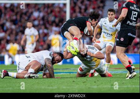 Ange Capuozzo de Toulouse est attaqué par Uini Atonio et Reda Wardi de la Rochelle lors du match du championnat de France Top 14 de rugby à xv entre le stade Toulousain (Toulouse) et le stade Rochelais (la Rochelle) le 2 juin 2024 au stade de Toulouse, France - photo Nathan Barange / DPPI Banque D'Images