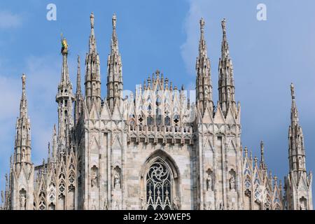 MILAN, ITALIE - 10 MAI 2018 : Voici les cloches de la cathédrale de la Nativité de la Vierge Marie (Duomo) - un fragment de gothique italien. Banque D'Images