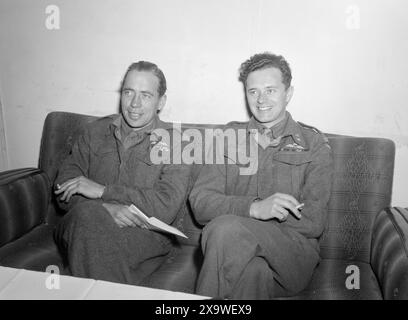 Current 25/26-1946: Les saboteurs. Actuellement, les saboteurs de l'époque de la guerre qui sont maintenant en travail pacifique sont en visite. Voici deux des saboteurs Heavy Water, de gauche à droite : Knut Haukelid et Jens Poulsson. Ils ont toujours eu leur champ d'opérations sur Hardangervidda. Haukelid et Poulsson sont actuellement instructeurs pour les troupes allemandes à Heistadmoen. Poulsson continuera en tant qu'officier professionnel, tandis que Haukelid a des plans pour la Home Guard, ainsi que dans le film sur l'opération d'eau lourde à Rjukan. Photo : aktuell / NTB ***la photo n'est pas traitée*** Banque D'Images