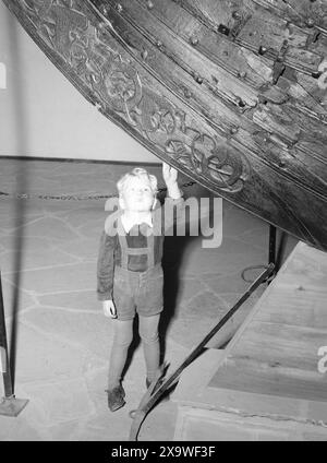 Effectif 1946 : réunion de 5 ans. La rencontre de l'enfant de 5 ans avec le passé. Stein Erik lors d'une visite du musée. La proue du navire Oseberg est richement décorée. Photo : aktuell / NTB Banque D'Images