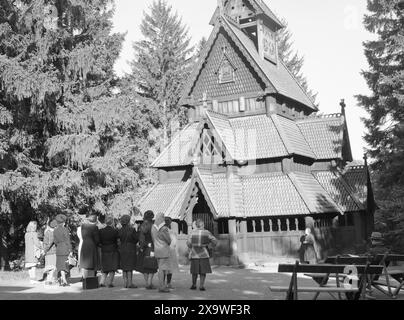 Effectif 1946 : réunion de 5 ans. La rencontre de l'enfant de 5 ans avec le passé. Ici, le musée folklorique norvégien et l'église de la stave de Gol. Photo : aktuell / NTB Banque D'Images