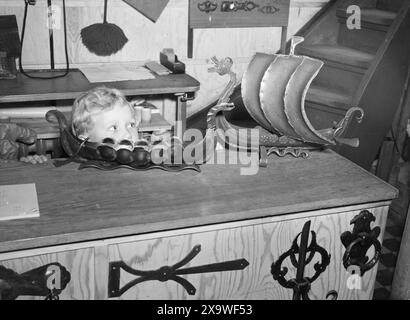 Effectif 1946 : réunion de 5 ans. La rencontre de l'enfant de 5 ans avec le passé. Stein Erik lors d'une visite du musée. Stein-Eirik s'est égaré dans une entreprise d'intestin de bois et atteint l'extérieur sur la pointe des pieds pour obtenir ses yeux au-dessus du comptoir, afin qu'il puisse voir le plus possible des petits modèles de navires vikings. Celui qui n'avait qu'un tel bateau ! Photo : aktuell / NTB Banque D'Images