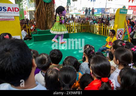 Des centaines d'enfants acclamés ont joué avec Halum, Ikri, Tuktuki et Shiku, personnages de la populaire série télévisée Sisimpur, et ont acheté leurs livres préférés A. Banque D'Images