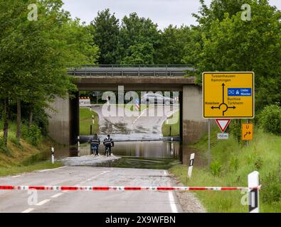 02.06.2024, Bad Woerishofen im Unterallgaeu, Hochwasser nach andauernden Regenfaellen, in der Unterfuehrung der Autobahn A96 zum Skylinepark BEI Kirchdorf steht einen Tag nach dem Hochwasser noch der Grundwasserspiegel, zwei Radfahrer fahren unerschrocken durch die Fluten. 02.06.2024, Hochwasser 02.06.2024, Hochwasser *** 02 06 2024, Bad Woerishofen in Unterallgaeu, inondation après des pluies continues, dans le passage souterrain de l'autoroute A96 au Skylinepark près de Kirchdorf le niveau des eaux souterraines est toujours debout un jour après l'inondation, deux cyclistes roulent sans crainte à travers l'inondation 02 06 2024, flo Banque D'Images