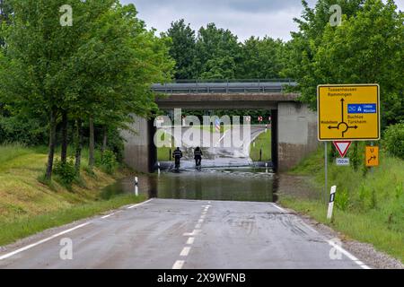 02.06.2024, Bad Woerishofen im Unterallgaeu, Hochwasser nach andauernden Regenfaellen, in der Unterfuehrung der Autobahn A96 zum Skylinepark BEI Kirchdorf steht einen Tag nach dem Hochwasser noch der Grundwasserspiegel, zwei Radfahrer fahren unerschrocken durch die Fluten. 02.06.2024, Hochwasser 02.06.2024, Hochwasser *** 02 06 2024, Bad Woerishofen in Unterallgaeu, inondation après des pluies continues, dans le passage souterrain de l'autoroute A96 au Skylinepark près de Kirchdorf le niveau des eaux souterraines est toujours debout un jour après l'inondation, deux cyclistes roulent sans crainte à travers l'inondation 02 06 2024, flo Banque D'Images